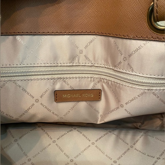 MICHAEL KORS “WALSH” LEATHER VANILLA TOTE W/MK GOLD CHARM - Picture 3 of 7